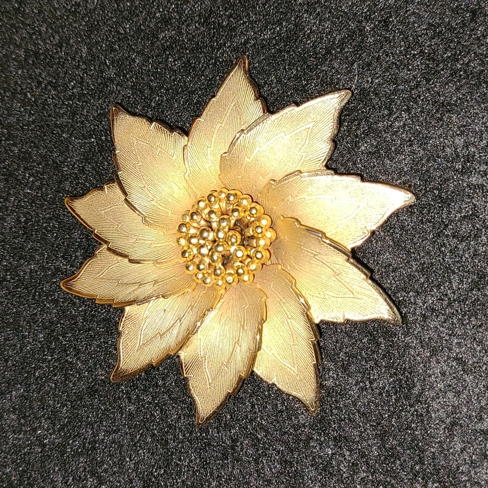 Vintage Sunflower Daisy Poinsettia Floral Statement Brooch Brushed Gold-tone Pin
